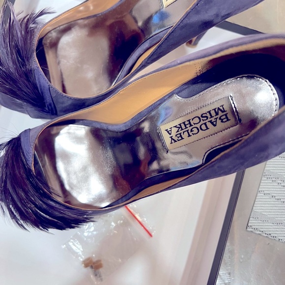 Badgley Mischka Violet suede with feather detail - Picture 6 of 7